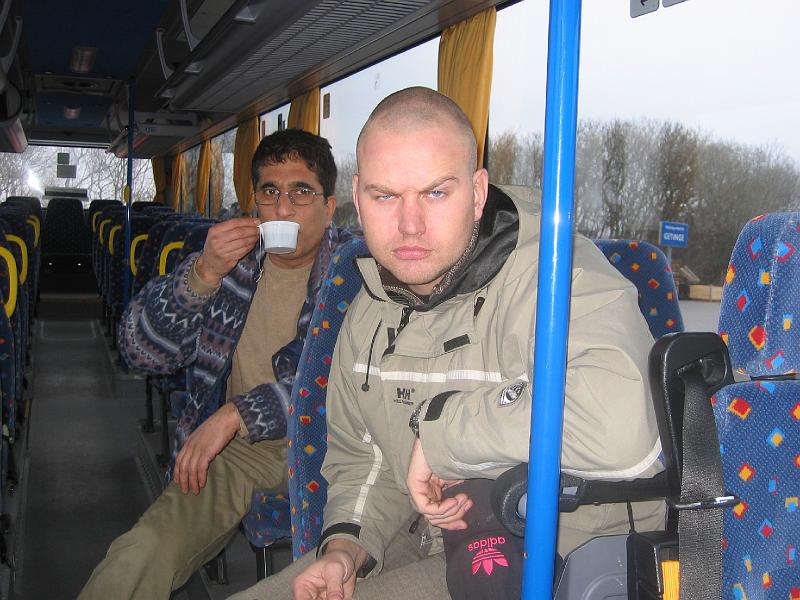 februari 2008 060.jpg - Shapoor och Fredrik i den gula bussen.